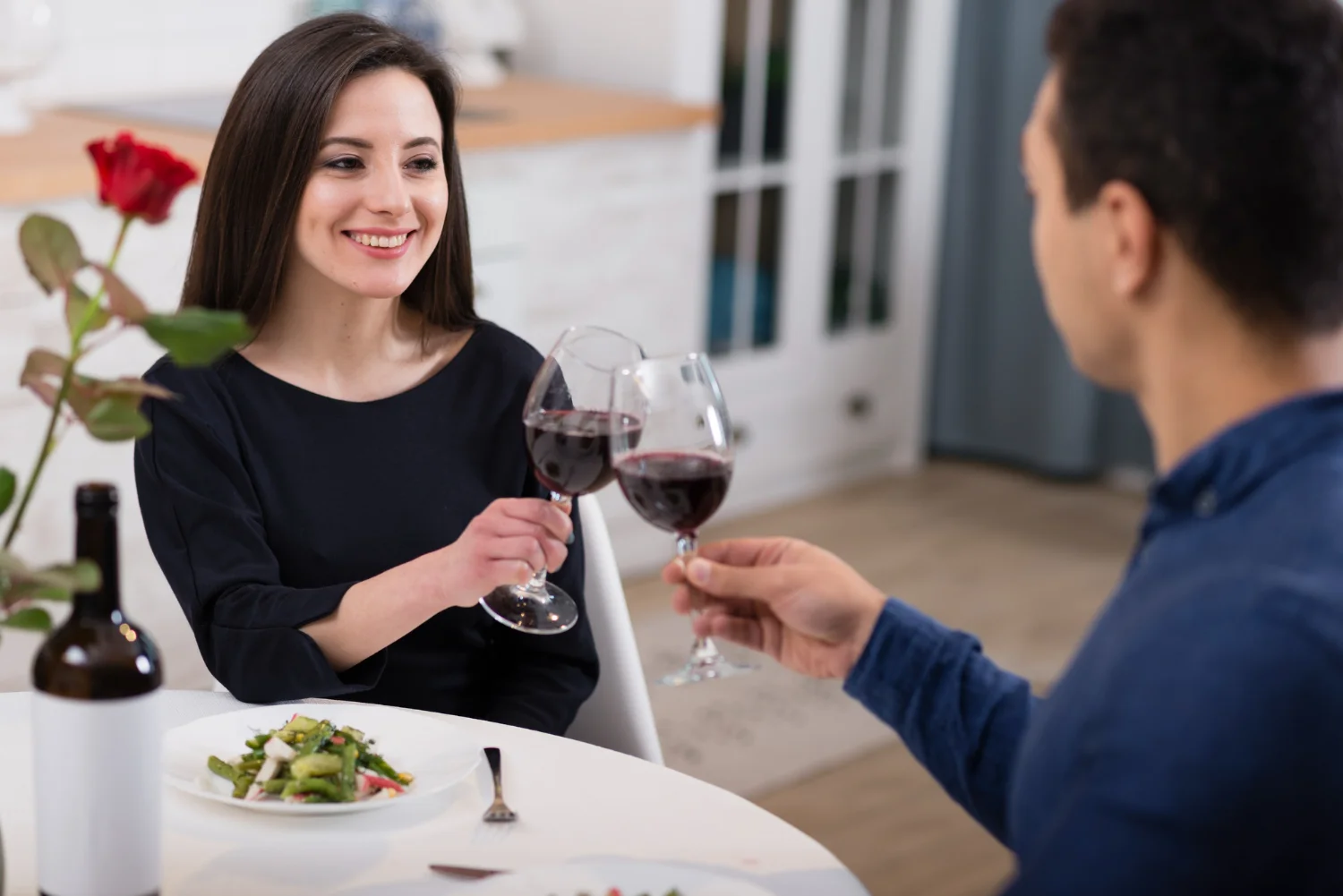 un couple en train de manger un diner romantique à paris