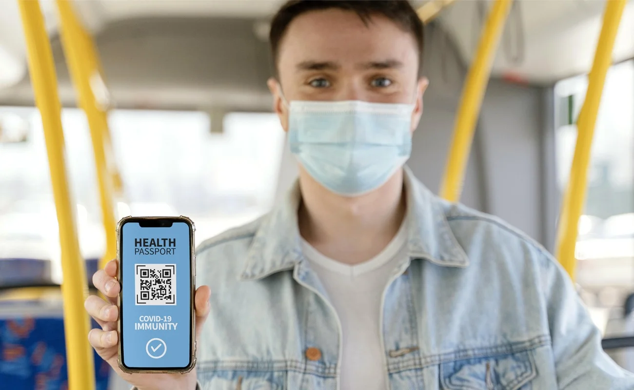 Personne Détenant Un Pass Sanitaire Virtuel Sur Smartphone