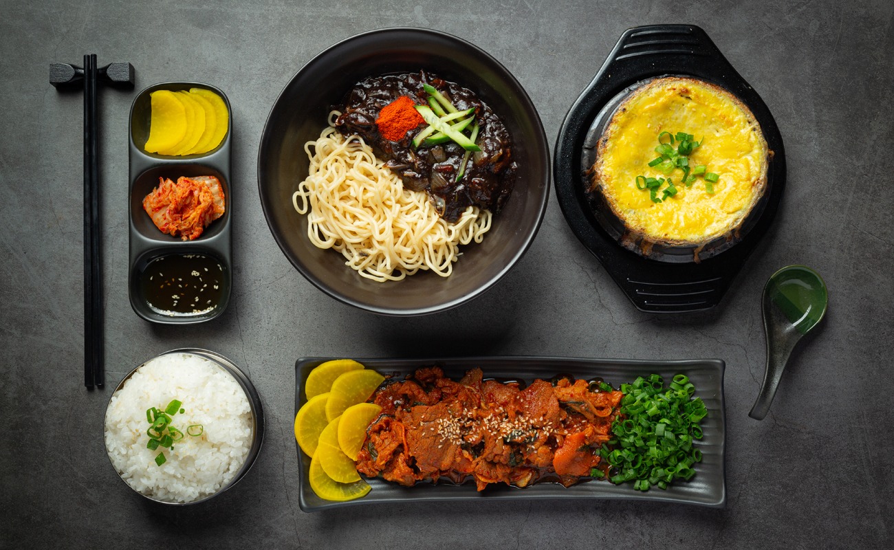 Cuisine coréenne; jeyuk bokkeum ou porc frit à la sauce coréenne