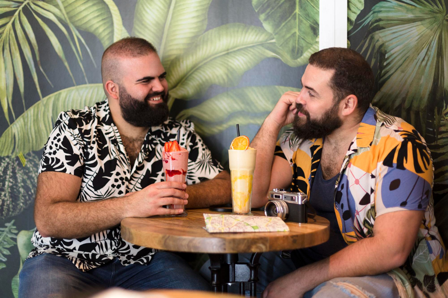 deux gays en train de manger dans un restaurant LGBT à Paris