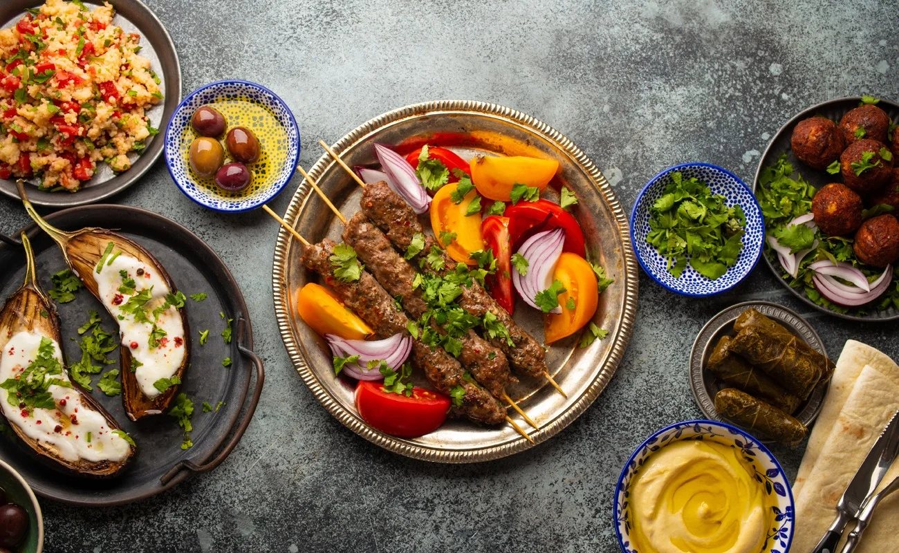 Délicieux kebab de viande avec salade de légumes frais servis avec une variété de plats et d'apéritifs du cuisine méditerranéenne