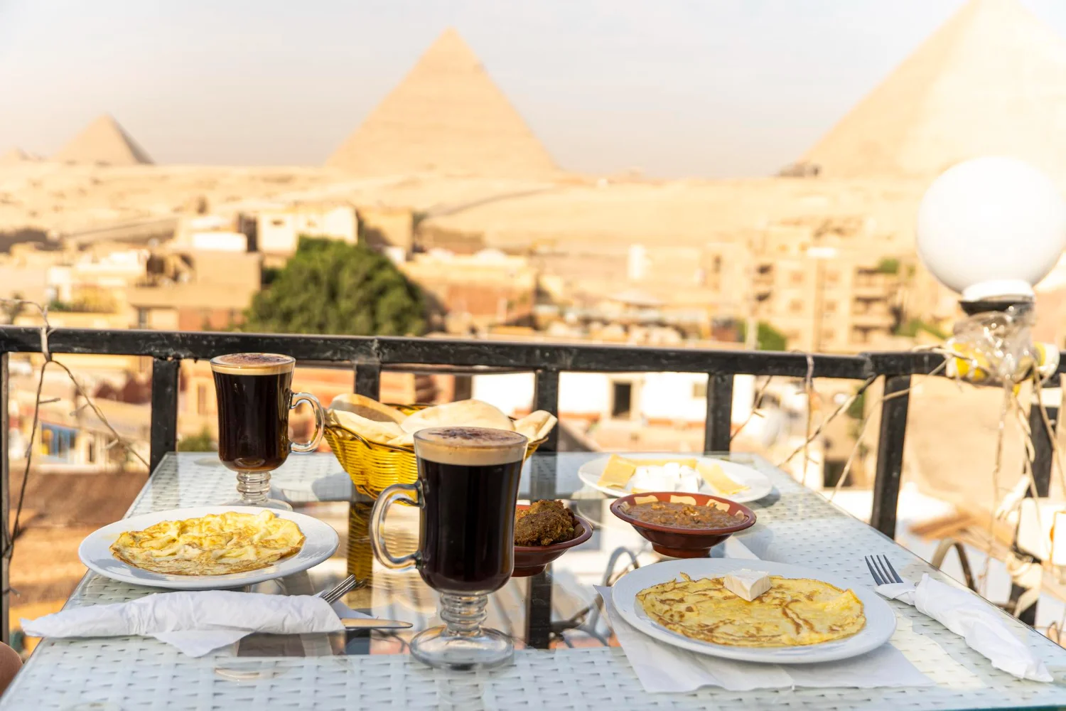 un terrasse de restaurant égyptien avec vue sur les pyramides de Giza