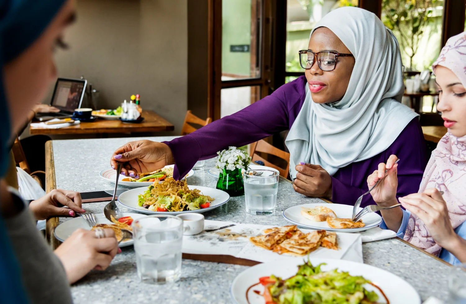 des femmes en train de manger dans un restaurant du moyen orient à paris