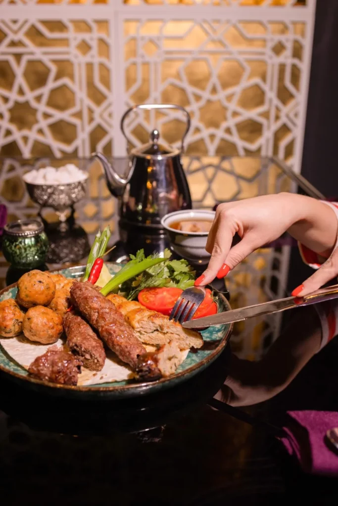 Caractéristiques d'un resto halal gastronomique vs. traditionnel